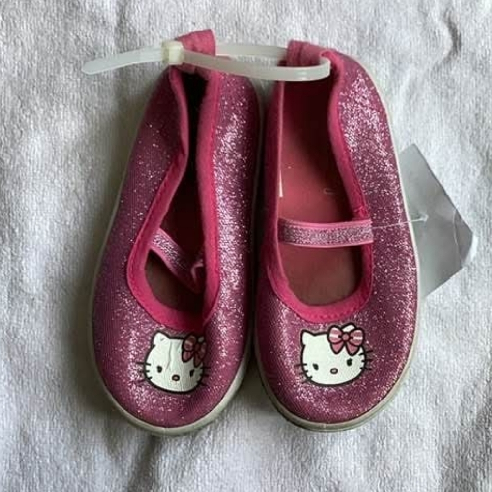 🩶3/$20 5/$30 7/$40🩶Girls Sz 6 Hello Kitty Sneakers